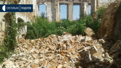 За словами завідувачки сектору культури Ізяславської РДА, обвал стався 1 червня. Фото: Суспільне За словами завідувачки сектору культури Ізяславської РДА, обвал стався 1 червня. Фото: Суспільне