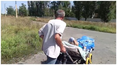 Чоловік везе свою матірь з Покровська
