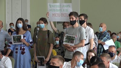 Протестували проти забудови та вирубки дерев – у Чернігові пройшла сесія міської ради
