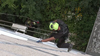 Промислові альпіністи у Харкові закривають вибиті через війну вікна Промислові альпіністи у Харкові закривають вибиті через війну вікна