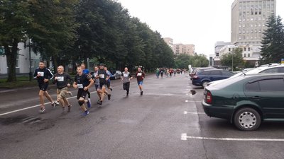 У Рівному напередодні Дня пам'яті захисників стартував патріотичний забіг У Рівному напередодні Дня пам'яті захисників стартував патріотичний забіг