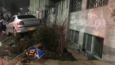 У Франківську водійка заїхала в клумбу на тротуарі У Франківську водійка заїхала в клумбу на тротуарі