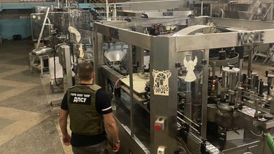 Співробітники БЕБ України на підпільному виробництві алкоголю Співробітники БЕБ України на підпільному виробництві алкоголю