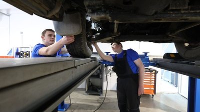 Автомеханіки оглядають підвіску автомобіля