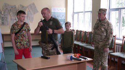 "Ми хочемо, щоб Україна виграла": у Рівному діти облаштували блокпост та збирають гроші на генератор "Ми хочемо, щоб Україна виграла": у Рівному діти облаштували блокпост та збирають гроші на генератор