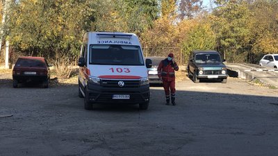 Близько 15 виїздів на день мають водії швидкої медичної допомоги Близько 15 виїздів на день мають водії швидкої медичної допомоги