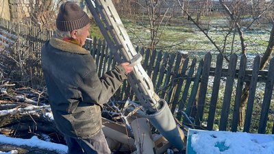 "Я українець! Прапор висів та висітиме!" Дід Мітяй з Миколаївщини розповів про життя на лінії фронту "Я українець! Прапор висів та висітиме!" Дід Мітяй з Миколаївщини розповів про життя на лінії фронту