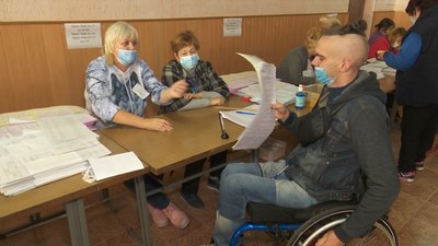 На інвалідному візку на другий поверх. Чи доступні дільниці Дніпра для маломобільних людей. РЕПОРТАЖ На інвалідному візку на другий поверх. Чи доступні дільниці Дніпра для маломобільних людей. РЕПОРТАЖ