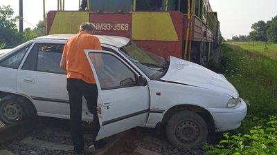 У Львівській області зіткнулися вантажний потяг та авто У Львівській області зіткнулися вантажний потяг та авто