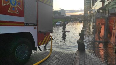 Аби врятувати місто від підтоплень, працюють комунальники та надзвичайники із спецтехнікою. Фото: Суспільне. Аби врятувати місто від підтоплень, працюють комунальники та надзвичайники із спецтехнікою. Фото: Суспільне.
