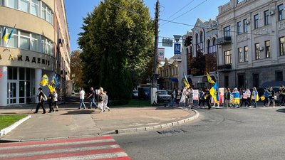 Пішки до Черкас: із Кременчука до Києва йдуть рідні військовополонених Пішки до Черкас: із Кременчука до Києва йдуть рідні військовополонених