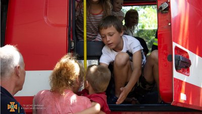 Вода заблокувала одну з вулиць в Одесі: рятувальники евакуювали 55 людей Вода заблокувала одну з вулиць в Одесі: рятувальники евакуювали 55 людей