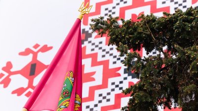 Харківську обласну державну адміністрацію прикрасили вишиванкою Харківську обласну державну адміністрацію прикрасили вишиванкою