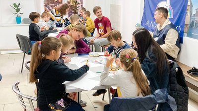 В Івано-Франківську волонтери шукають "Таємних Сант" для дітей-переселенців