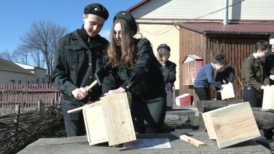 Шкільне лісництво на Черкащині виготовляє годівнички й будиночки для птахів