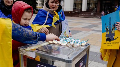 158 черевичків: у Черкасах провели акцію, щоб нагадати про вбитих росіянами дітей 158 черевичків: у Черкасах провели акцію, щоб нагадати про вбитих росіянами дітей