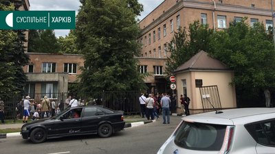 Біля диспансеру у Харкові сталися сутички між поліцією та чорнобильцями Біля диспансеру у Харкові сталися сутички між поліцією та чорнобильцями