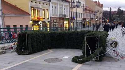 В Ужгороді порив вітру повалив новорічну арку