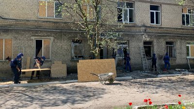 У Красногорівці рятувальники ліквідують наслідки нічного обстрілу У Красногорівці рятувальники ліквідують наслідки нічного обстрілу