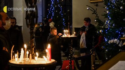 Різдвяна служба у Кафедральному соборі святого Олександра в Києві — фоторепортаж Різдвяна служба у Кафедральному соборі святого Олександра в Києві — фоторепортаж