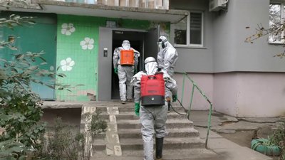 Херсонські рятувальники щодня проводять дезінфекцію житлових будинків Херсонські рятувальники щодня проводять дезінфекцію житлових будинків