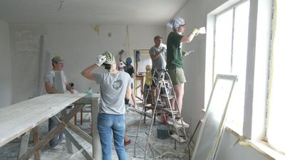 Волонтери облаштовують молодіжний простір Волонтери облаштовують молодіжний простір