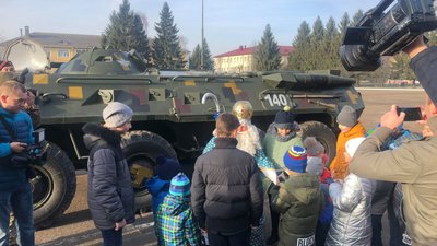 У Львові Святий Миколай приїхав до військових на БТРі У Львові Святий Миколай приїхав до військових на БТРі