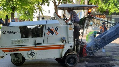 На вулиці Театральній у Житомирі готують дорожнє покриття до асфальтування На вулиці Театральній у Житомирі готують дорожнє покриття до асфальтування