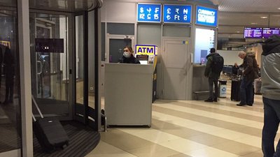 Макси носили й інші співробітники аеропорту Макси носили й інші співробітники аеропорту