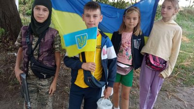На Сумщині "дитячий" блокпост зібрав гроші на шкарпетки бійцям 58 бригади