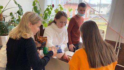 Смаколики та теплі речі. Голованівські школярі відправили посилку військовим Смаколики та теплі речі. Голованівські школярі відправили посилку військовим