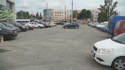 20 гривень за годину. У Вінниці хочуть зробити платні парковки