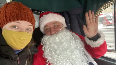 "Із бородою і у костюмі Санти". Вінницький водій маршрутки вітає містян "Із бородою і у костюмі Санти". Вінницький водій маршрутки вітає містян