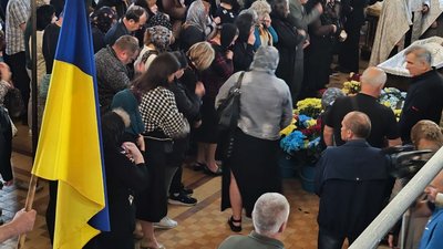 "Не встигли політати на параплані": у Луцьку попрощалися з загиблим на Харківщині Олегом Даньком "Не встигли політати на параплані": у Луцьку попрощалися з загиблим на Харківщині Олегом Даньком