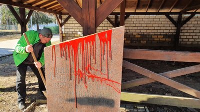 Пам`ятну плиту, встановлену до 300-річчя возз`єднання України та Росії, демонтували в Ужгороді Пам`ятну плиту, встановлену до 300-річчя возз`єднання України та Росії, демонтували в Ужгороді