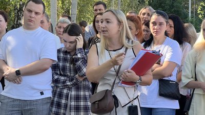 У Полтаві частина батьків з дитсадку №80 протестують проти об’єднання зі школою У Полтаві частина батьків з дитсадку №80 протестують проти об’єднання зі школою