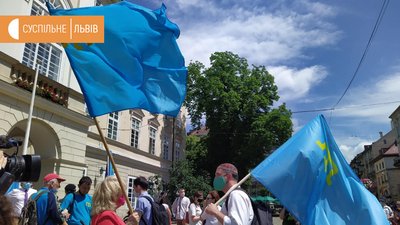 У центрі Львова підняли прапор кримських татар У центрі Львова підняли прапор кримських татар