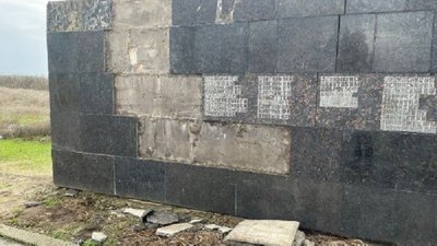 На Херсонщині підлітки пошкодили меморіальну стелу воїнам Другої світової війни