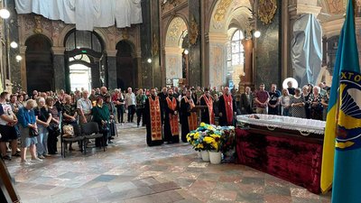Порошенко під час прощання з військовим