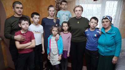 Заяву на опікунство восьми сиріт подав рідний дядько: родину Дубовець на Житомирщині відвідала Ірина Верещук Заяву на опікунство восьми сиріт подав рідний дядько: родину Дубовець на Житомирщині відвідала Ірина Верещук