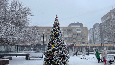 Черкаський сквер прикрашають до новорічних свят