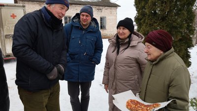 Люди спілкуються з шотландськими волонтерами Люди спілкуються з шотландськими волонтерами