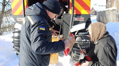 На Чернігівщині рятувальники снігоболотоходом доставили мешканцям сіл продукти першої необхідності На Чернігівщині рятувальники снігоболотоходом доставили мешканцям сіл продукти першої необхідності