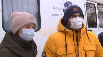У центрі Луцька безплатно обстежували людей на пересувному флюорографі