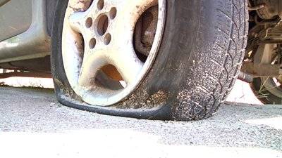 У Житомирі водії масово ріжуть шини автомобілів об трамвайну колію У Житомирі водії масово ріжуть шини автомобілів об трамвайну колію