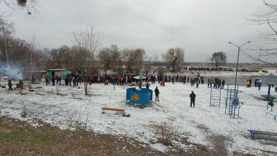 Дві з половиною сотні людей прийшли освятити воду до річки Стир у Луцьку