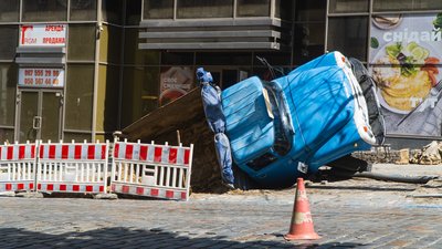У центрі Дніпра вантажівка провалилася в траншею