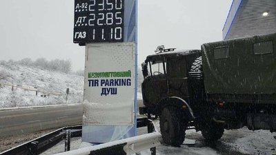 На Харківщині вантажівка врізалась у заправку На Харківщині вантажівка врізалась у заправку