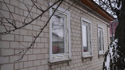 Двісті вікон встановили у Смілі після влучання російської ракети Двісті вікон встановили у Смілі після влучання російської ракети