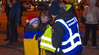 Німецькі волонтери передали світловідбивні жилети для маленьких киян